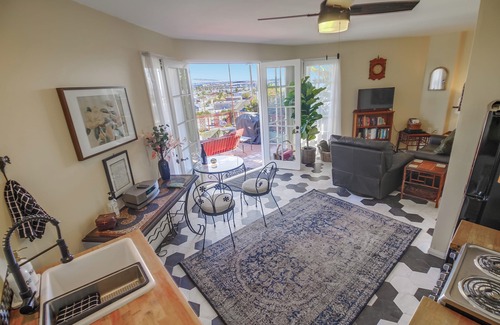 Point Loma Apartamento | Hermosa vista a la bahía y salida del sol / puestas de sol desde su terraza privada y soleada.
