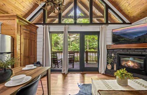 Black Bear Falls Cabina | Gorgeous Cabin 3mi to parkway. Hot tub*arcade*foos