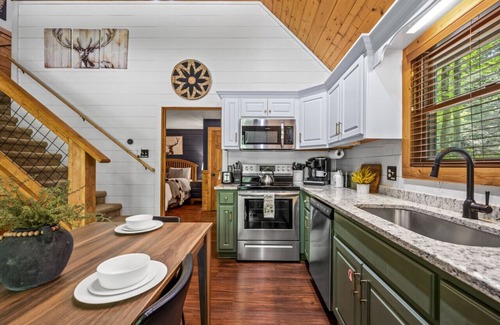 Black Bear Falls Cabina | Gorgeous Cabin 3mi to parkway. Hot tub*arcade*foos