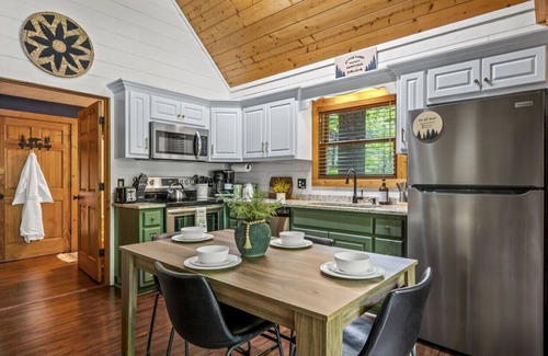 Black Bear Falls Cabina | Gorgeous Cabin 3mi to parkway. Hot tub*arcade*foos