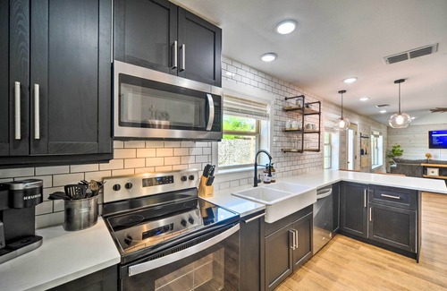 Canyon Lake Cabina | Gorgeous Cabin w/ Pergolas, Walk to River!
