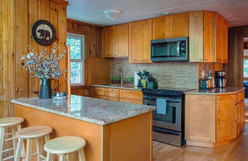 Locust Lake Village Chalet De Esquí | Gorgeous Chalet in the Poconos with Hot Tub, Fire Pit and BBQ!