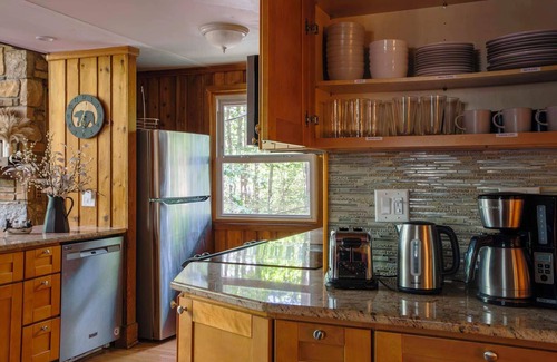Locust Lake Village Chalet De Esquí | Gorgeous Chalet in the Poconos with Hot Tub, Fire Pit and BBQ!