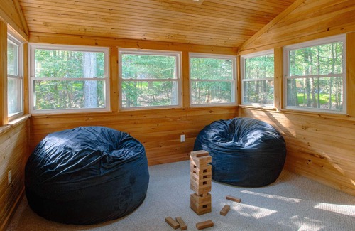 Locust Lake Village Chalet De Esquí | Gorgeous Chalet in the Poconos with Hot Tub, Fire Pit and BBQ!