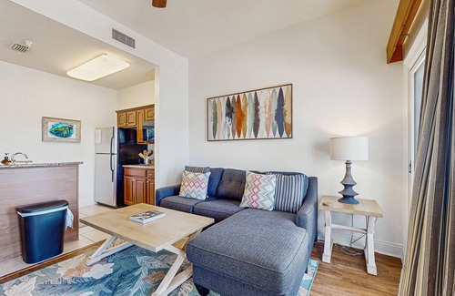 Sunnyside Condominio | Gorgeous coastal home with plenty of space shared pool and easy beach access