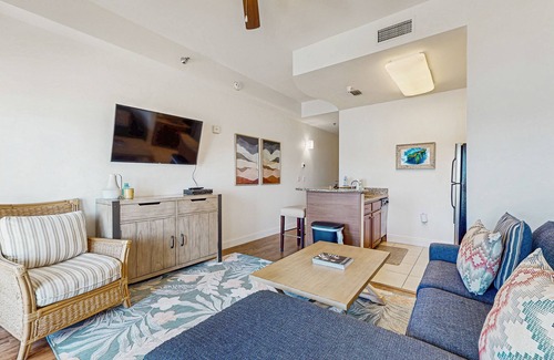 Sunnyside Condominio | Gorgeous coastal home with plenty of space shared pool and easy beach access