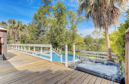 Jacksonville Casa | Gorgeous Colonial House on the Water w/ Pool & Jacuzzi