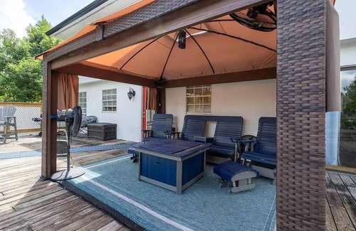 Jacksonville Casa | Gorgeous Colonial House on the Water w/ Pool & Jacuzzi