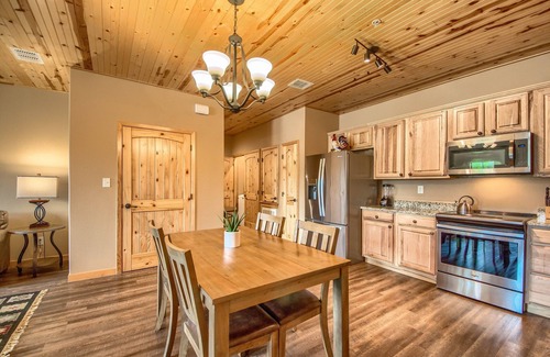 Gruene Condominio | Gorgeous Condo Historic Gruene with pool! Dog friendly!