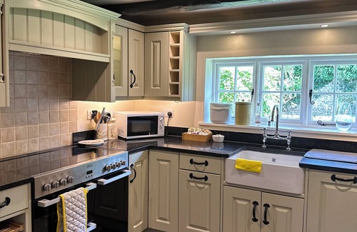 Skirmett Cabaña | Gorgeous Cottage in Skirmett with Parking. Pet Friendly!