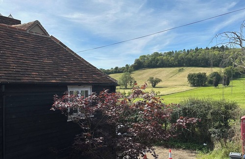 Skirmett Cabaña | Gorgeous Cottage in Skirmett with Parking. Pet Friendly!