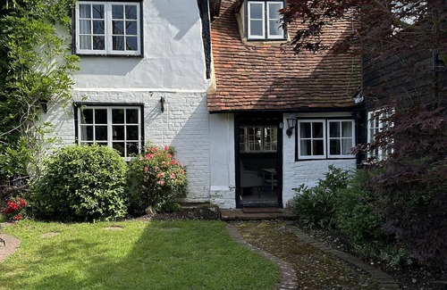 Skirmett Cabaña | Gorgeous Cottage in Skirmett with Parking. Pet Friendly!