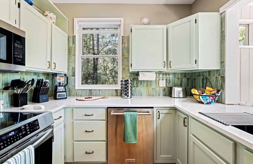 Cashiers Cabaña | Gorgeous Cottage on Private Lake - Walk to Town