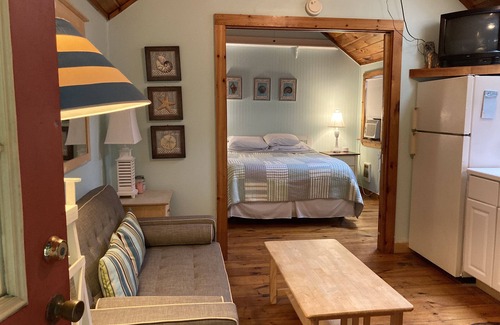 Hyannis Cabaña | Gorgeous Cottage steps from the beach