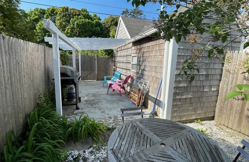 Hyannis Cabaña | Gorgeous Cottage steps from the beach
