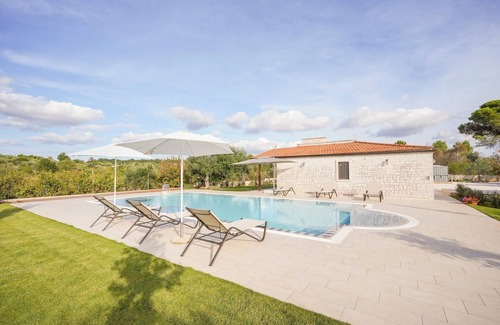 Castellana Grotte Villa | Gorgeous Countryside Villa with Infinity Pool