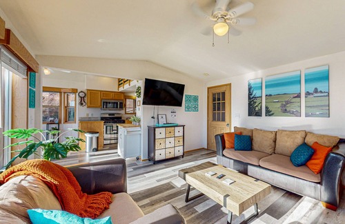 Brookings Cabina | Gorgeous dog-friendly coastal escape with private hot tub, patio & amazing views
