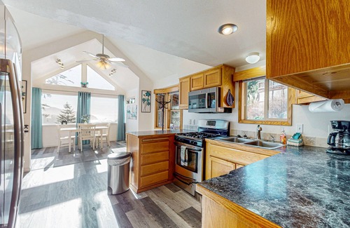 Brookings Cabina | Gorgeous dog-friendly coastal escape with private hot tub, patio & amazing views