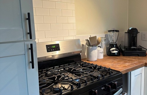Hilo Cabina | Gorgeous Eco Tiny Home on Organic Farm Within 5 Minutes of Downtown Hilo.