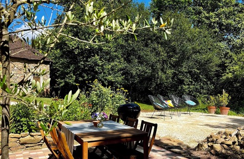Saint-Priest-Ligoure Casa | Gorgeous family house in the green hills of the Limousin.
