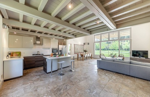 St.-Remy-de-Provence Casa | Gorgeous Farmhouse w Heated Pool