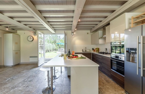 St.-Remy-de-Provence Casa | Gorgeous Farmhouse w Heated Pool