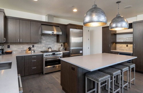 Bend Casa | GORGEOUS golf, mtn views ~ golf discounts ~ full resort amenities ~ modern ~ new