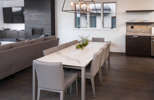 Bend Casa | GORGEOUS golf, mtn views ~ golf discounts ~ full resort amenities ~ modern ~ new