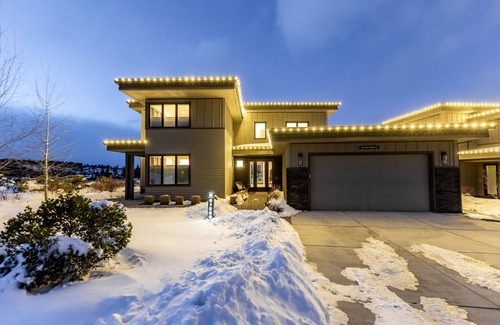 Bend Casa | GORGEOUS golf, mtn views ~ golf discounts ~ full resort amenities ~ modern ~ new