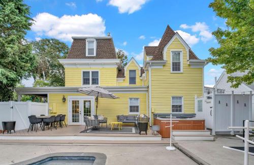 Wildwood Casa | Gorgeous historic Victorian with 8 bedroom/4 baths