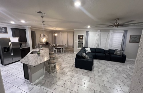 San Antonio Casa | Gorgeous Home centrally located and by Sea world , Six Flags and Downtown.