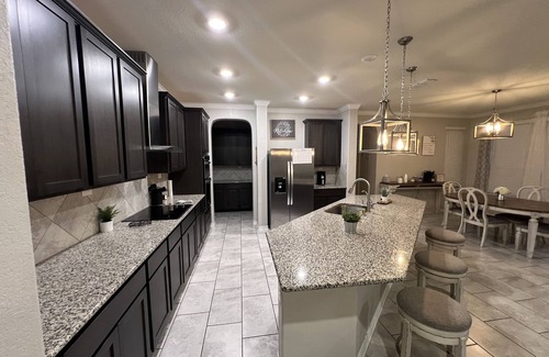 San Antonio Casa | Gorgeous Home centrally located and by Sea world , Six Flags and Downtown.