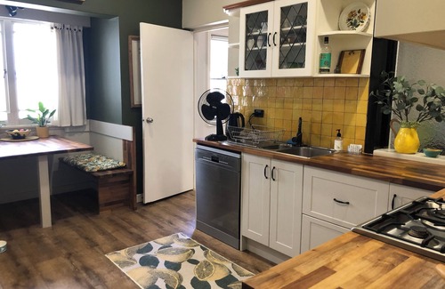 Newmarket Casa | Gorgeous home close to city bus, parks and one block from shops and restaurants