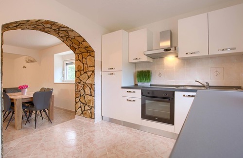 Jadreski Casa | Preciosa casa en Jadreski con cocina.
