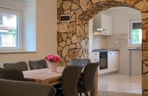 Jadreski Casa | Preciosa casa en Jadreski con cocina.