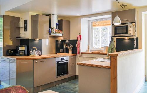 Saint-Germain-des-Vaux Casa | Gorgeous Home In St Germain Des Vaux