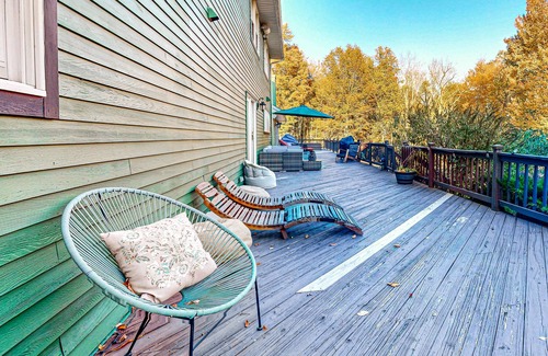 Gardiner Casa | Gorgeous home with fireplaces, skylights, jetted tubs, library & home gym