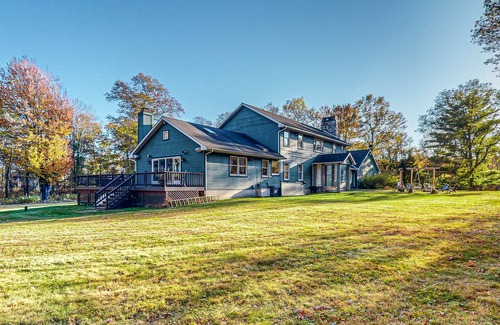 Gardiner Casa | Gorgeous home with fireplaces, skylights, jetted tubs, library & home gym