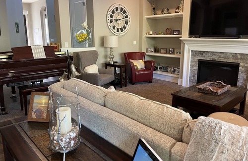 Wilsonville Casa | Gorgeous Home with River Access, Outdoor living, Hot Tub & Close to Wine Country