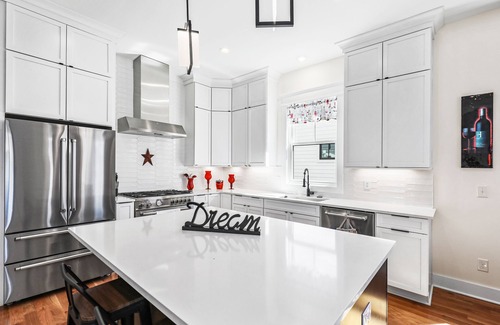 Salemtown Casa | Gorgeous house with centralized location, covered porch, central AC, deck, & W/D