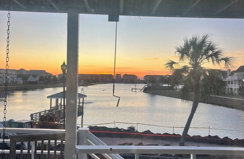 North Carolina Coast Casa | Gorgeous Lake Views. Walk to the beach, boardwalk, Farmers Market & more!