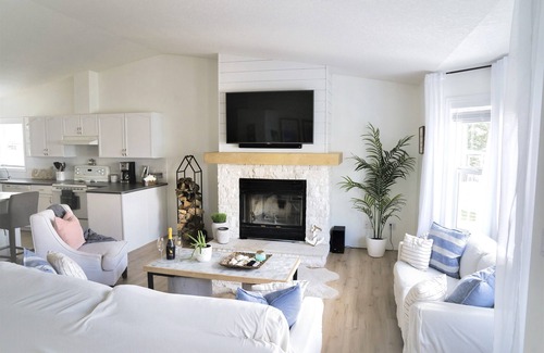 Silver Sands Casa | Gorgeous Lakefront Cottage, Private beach & Ice Fishing Shack🎣 45 min from Edm
