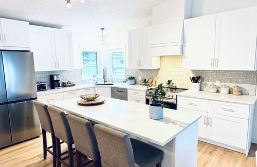 Silver Sands Casa | Gorgeous Lakefront Cottage, Private beach & Ice Fishing Shack🎣 45 min from Edm