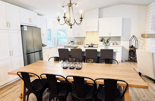 Silver Sands Casa | Gorgeous Lakefront Cottage, Private beach & Ice Fishing Shack🎣 45 min from Edm