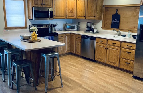 Nashua Casa | Gorgeous Lakehouse with Finished Barn - Sleeps 20+