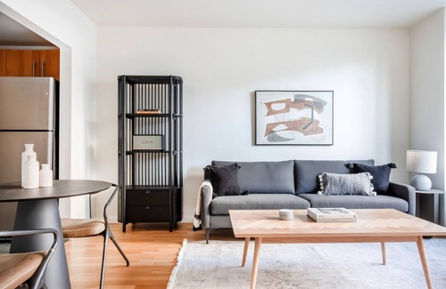 Hunters Point Apartamento | Gorgeous LIC 1BR w/ Doorman, Gym Pool & W/D, nr East River, by Blueground