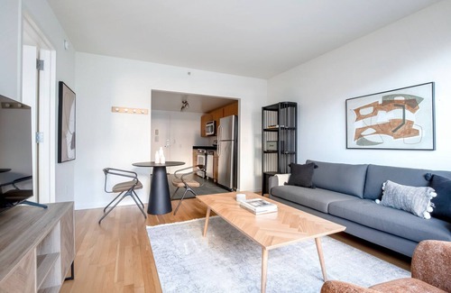 Hunters Point Apartamento | Gorgeous LIC 1BR w/ Doorman, Gym Pool & W/D, nr East River, by Blueground