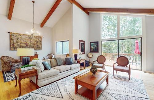 Hendersonville Casa | Gorgeous Little River Escape