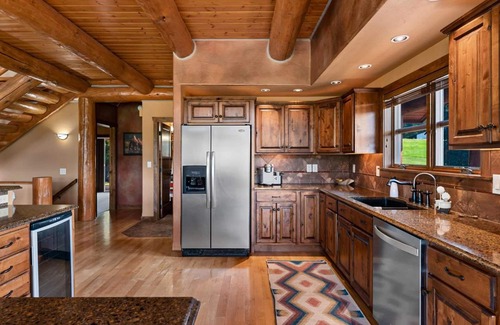 Sturgis Cabina | Gorgeous lodge with mountain views, fireplace, game room, hot tub & grill