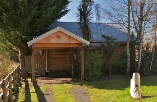 Ohakune Cabaña | Gorgeous Log Cabin, Outdoor Bath & Mountain Views